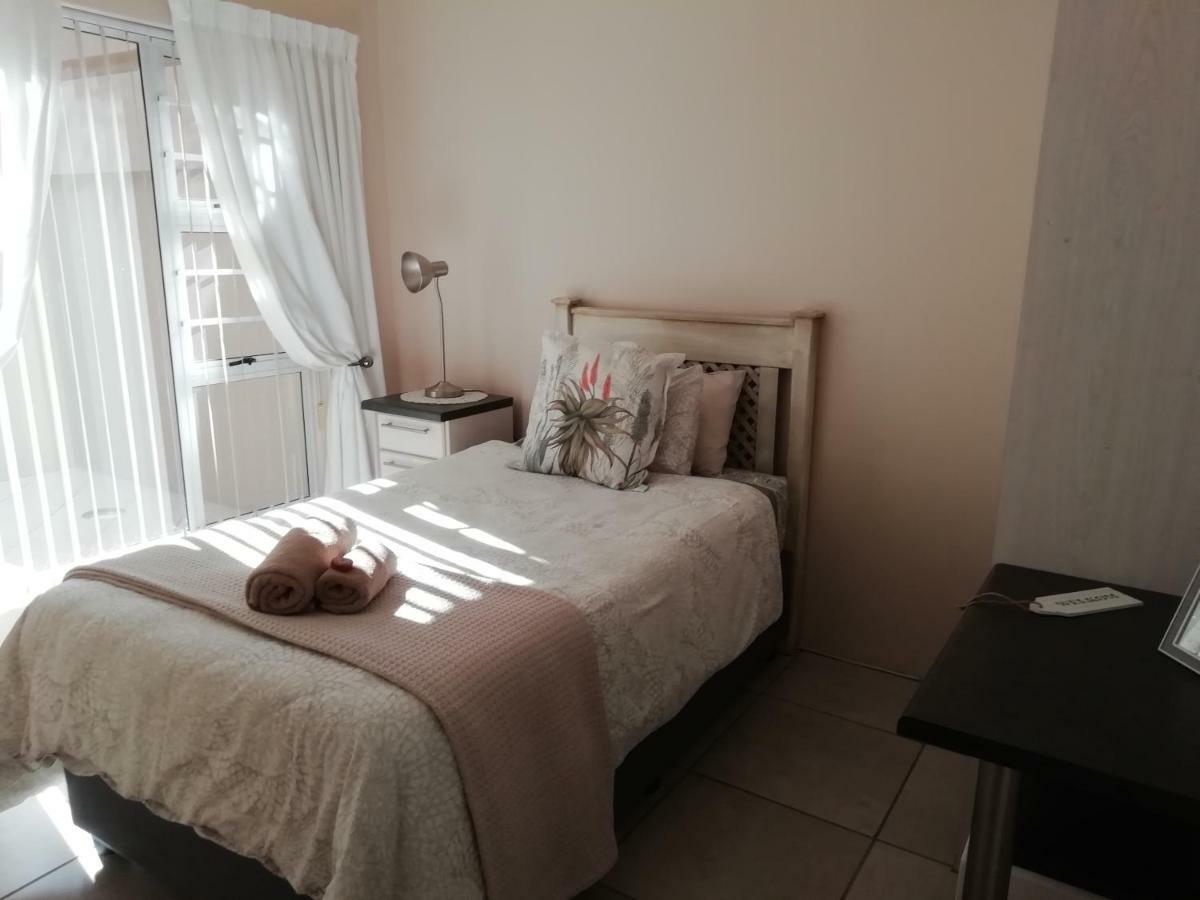 Oudtshoorn Guest House Экстерьер фото